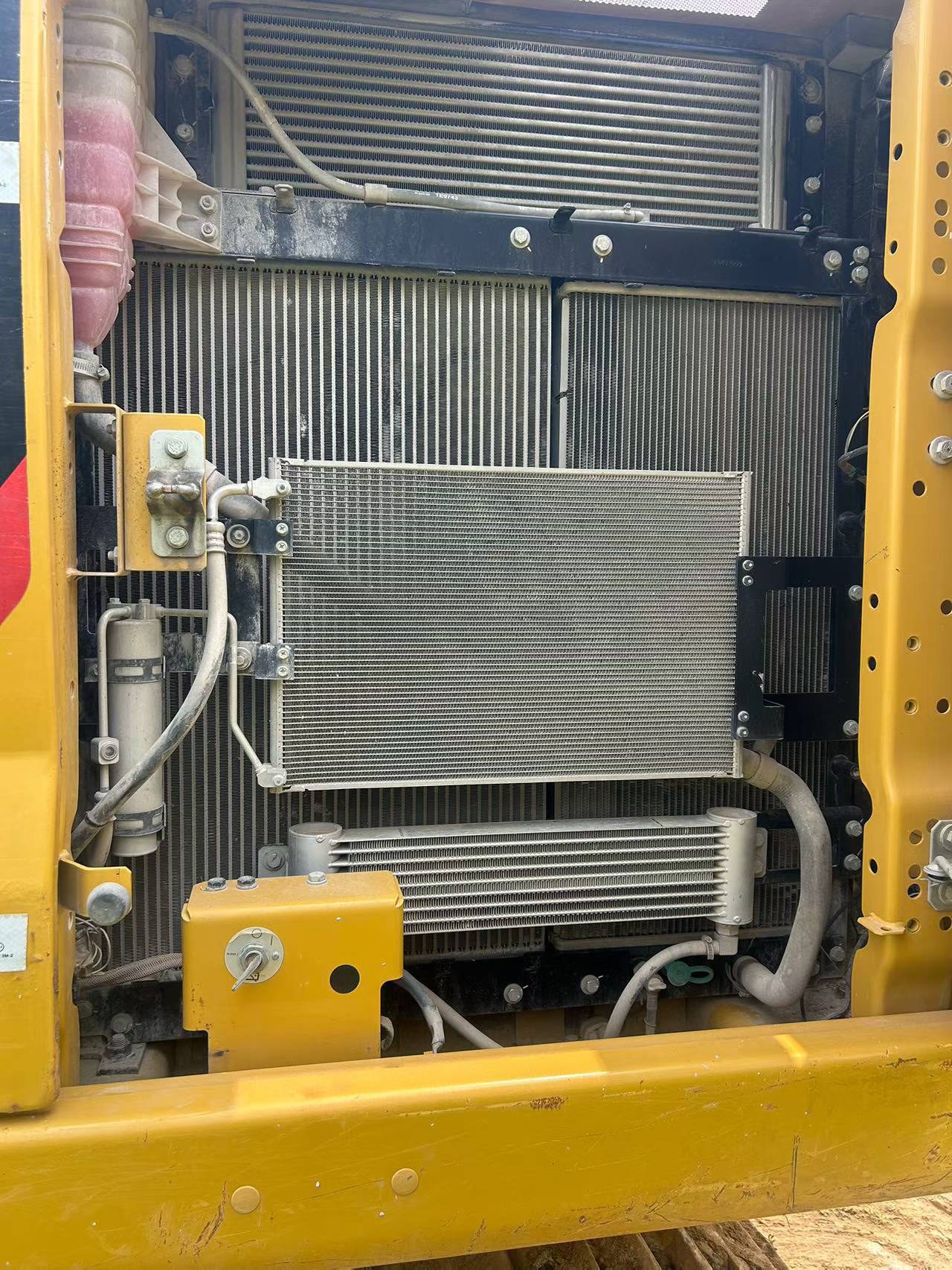 2019年 卡特 323D2 二手挖掘机